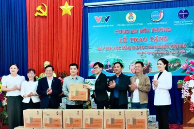 Lễ trao tặng máy tính, học bổng cho học sinh nghèo, vượt khó