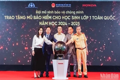 Trao tặng hơn 1,7 triệu mũ bảo hiểm cho học sinh lớp 1 toàn quốc