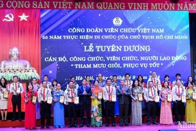 Tuyên dương 150 cán bộ, công chức, viên chức, người lao động "Tham mưu giỏi, phục vụ tốt"