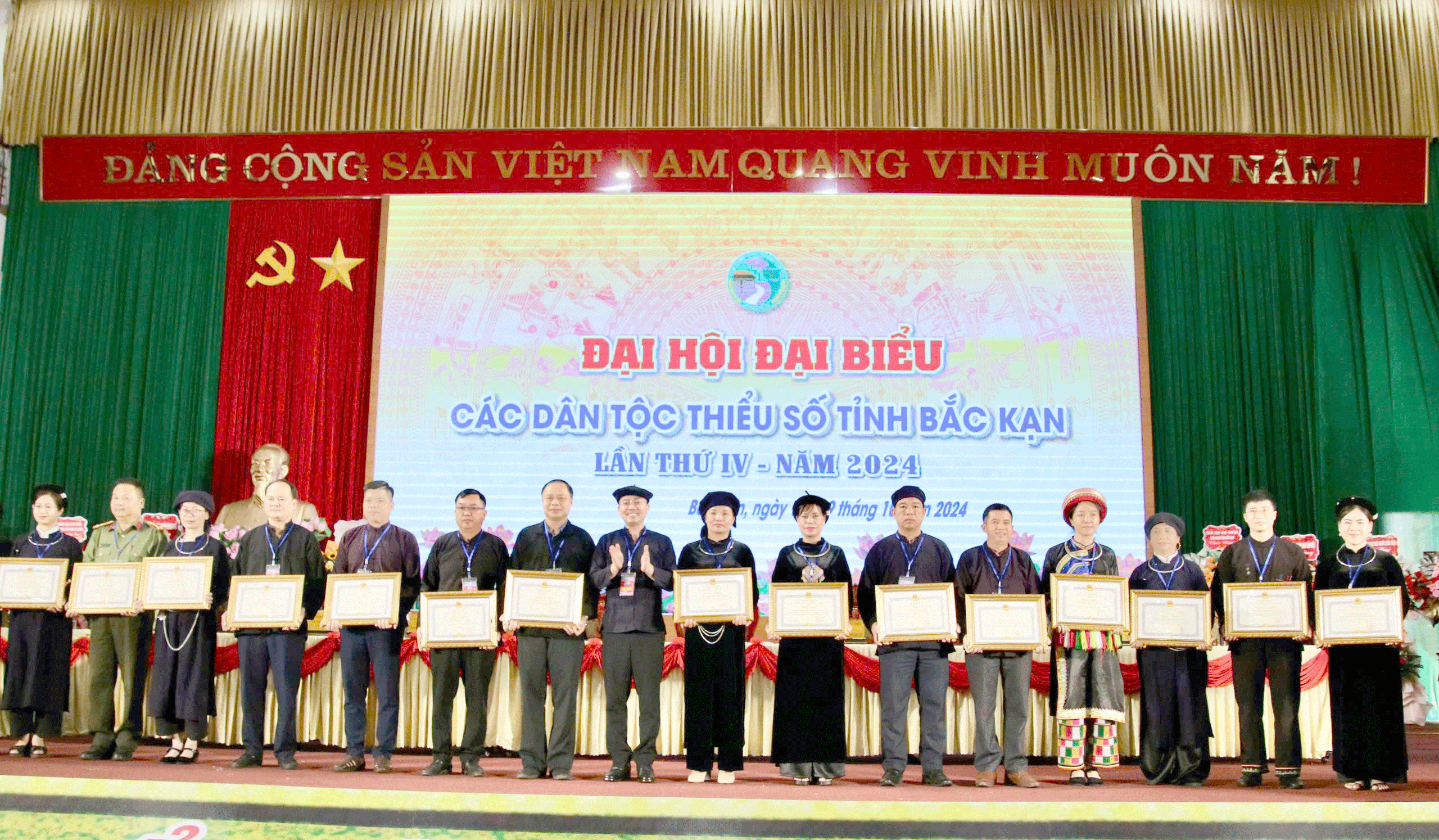 20 tập thể và 26 cá nhân có thành tích xuất sắc trong công tác dân tộc giai đoạn 2019-2024 được nhận Bằng khen của Chủ tịch UBND tỉnh. kt3-6375.gif