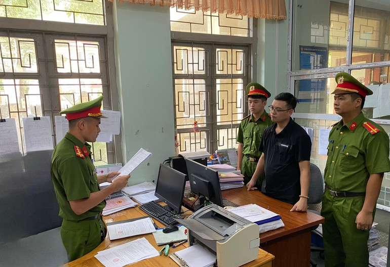Cơ quan Cảnh sát điều tra thực hiện lệnh khám xét nơi làm việc đối với Dương Ngọc Nam. z5653382538471_c6e1d0cc1a4228701da8be0b2b6d7a68.jpg