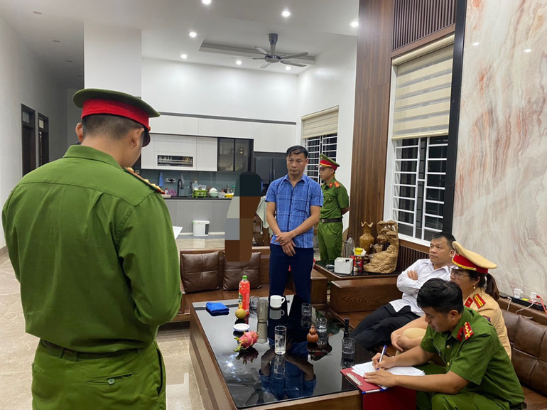 Cơ quan Cảnh sát điều tra thực hiện lệnh khám xét nơi ở đối với Lê Văn Hạnh. z5653382528946_22c223a0e5ae5337625a90aaf608f5c6.jpg