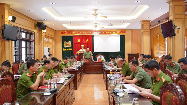 Đại tá Hà Văn Tuyên, Ủy viên Ban Thường vụ Tỉnh ủy, Bí thư Đảng ủy, Giám đốc Công an tỉnh và ông Nguyễn Văn Chương, Phó Chủ tịch Uỷ ban MTTQVN tỉnh đồng chủ trì cuộc họp xét duyệt lần thứ nhất. IMG_7499.jpeg