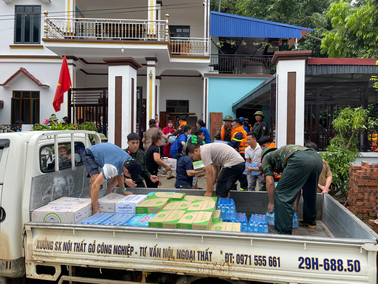 Ngay sau khi quà chuyển đến, người dân và chính quyền đã tổ chức tiếp nhận và bảo quản ngay a234a2133b839cddc592.jpg