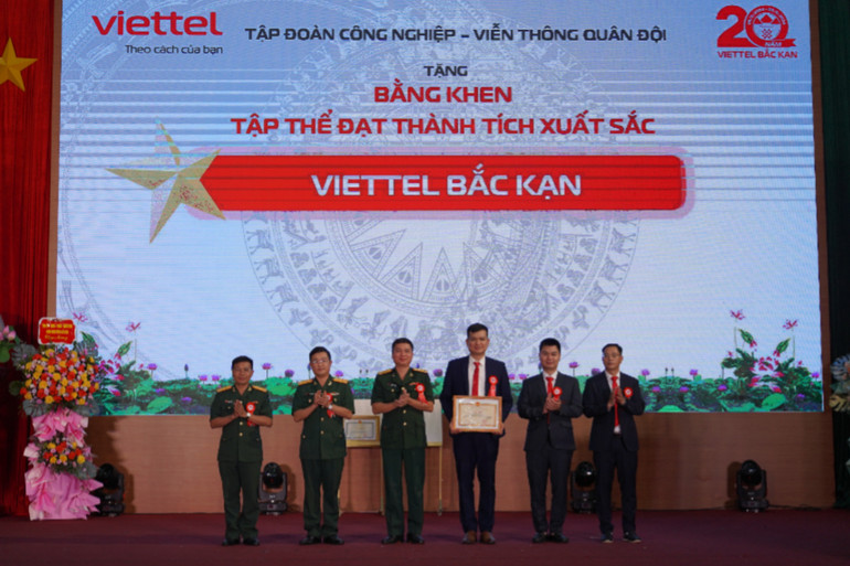 Dịp này, Chủ tịch UBND tỉnh đã tặng Bằng khen cho 3 tập thể và 10 cá nhân có thành tích xuất sắc 1.JPG