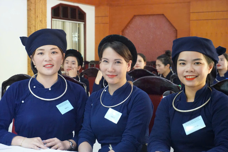 Trang phục của hướng dẫn viên luôn được chú trọng. b997eb255fe9e6b7bff8-6240.jpg
