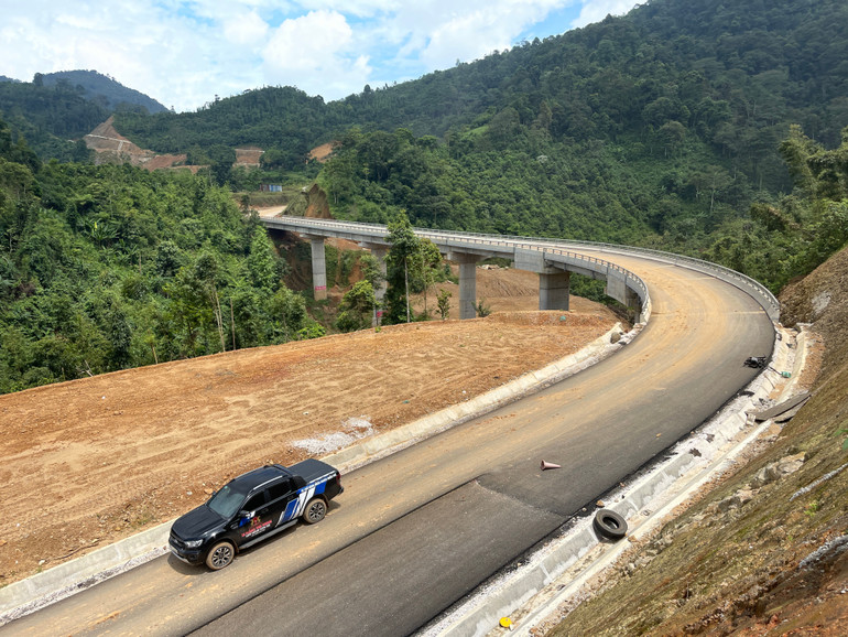 Dự án tuyến đường thành phố Bắc Kạn - hồ Ba Bể có địa hình phức tạp, một số hạng mục được thi công bởi Công ty TNHH MTV Thành Quý của doanh nhân Ngô Thành Quý. img-0176-9785.jpg