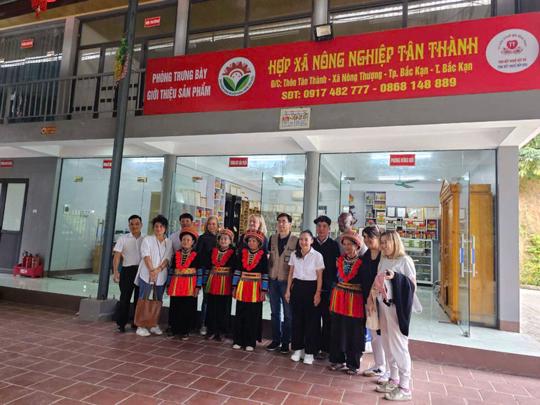 Sự tham gia tích cực của nữ giới còn được thể hiện rõ nét khi ngày càng nhiều phụ nữ tham gia vào vị trí lãnh đạo hoặc làm chủ. 66f5617bf9b85ee607a9.jpg