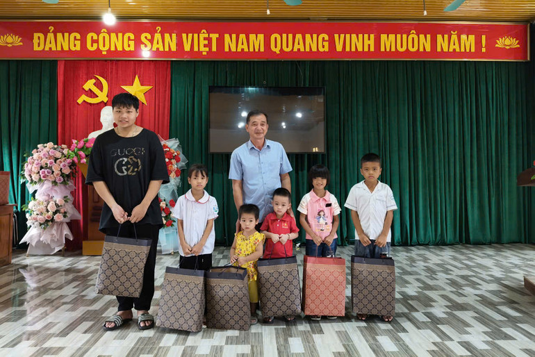 Trào quà tại xã Tân Tú (2).jpg