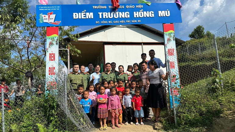 Đoàn tình nguyện chụp ảnh lưu niệm trước khi chia tay thầy và trò điểm trường Hồng Mú. 17b127d86612c14c9803.jpg