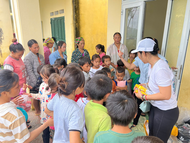 Nhóm thiện nguyện trao tặng dầu gội cho cho các em học sinh 11cbc97673e8d5b68cf9.jpg