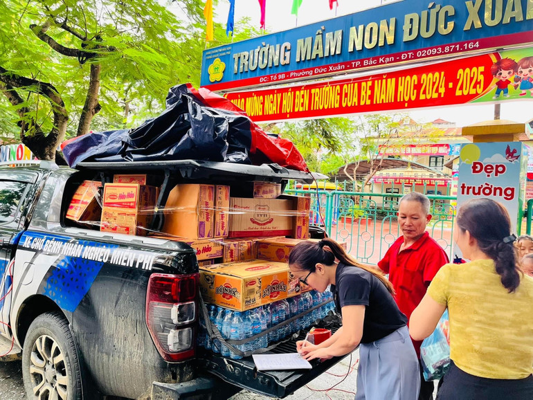 Những chuyến xe chở nhu yếu phẩm về với vùng lũ Thái Nguyên. ae498d121382b4dced93.jpg