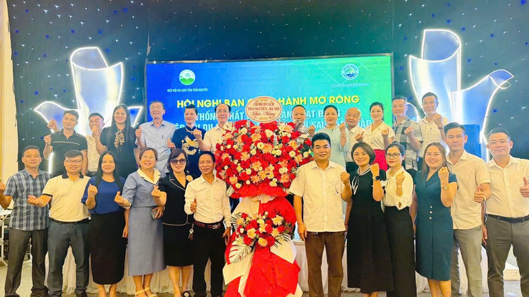 Các đại biểu chụp ảnh lưu niệm 6ddbdb9aec435b1d0252.jpg