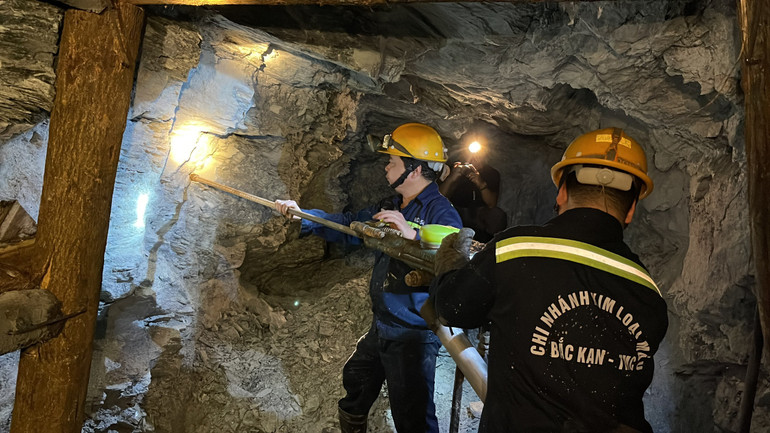 Các doanh nghiệp khai thác chế biến khoáng sản là đơn vị chủ lực đóng góp nguồn thu ngân sách cho tỉnh. 20f6721e974833166a59.jpg