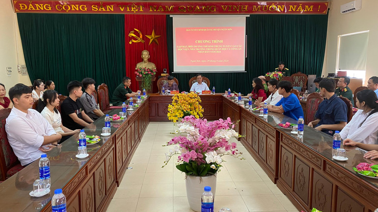 Năm 2024, huyện Ngân Sơn có 16 thí sinh trúng tuyển vào các học viện, nhà trường trong Quân đội, Công an. 51bd916f5018f746ae09.jpg