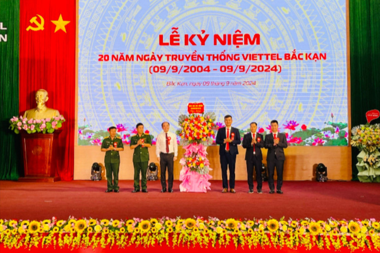 Chủ tịch UBND tỉnh Nguyễn Đăng Bình tặng hoa chúc mừng Viettel Bắc Kạn z5814066168265_4005be74b0d1f33e955ab3fbe8c582f7.jpg