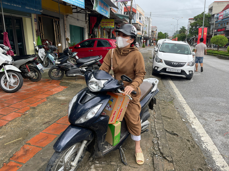 Người dân mang quà đến gửi bà con vùng lũ, lụt qua các nhóm kêu gọi trên mạng xã hội. d116c87f56eff1b1a8fe.jpg