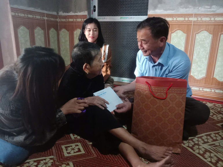 Lãnh đạo huyện Bạch Thông thăm tặng quà cho bà Hà Thị Hợi thôn Lủng Kén, xã Quân Hà. TTHĐND huyện thăm, tặng quà cho bà Hà Thị Hợi, thôn Lủng kén, xã Quân Hà.jpg