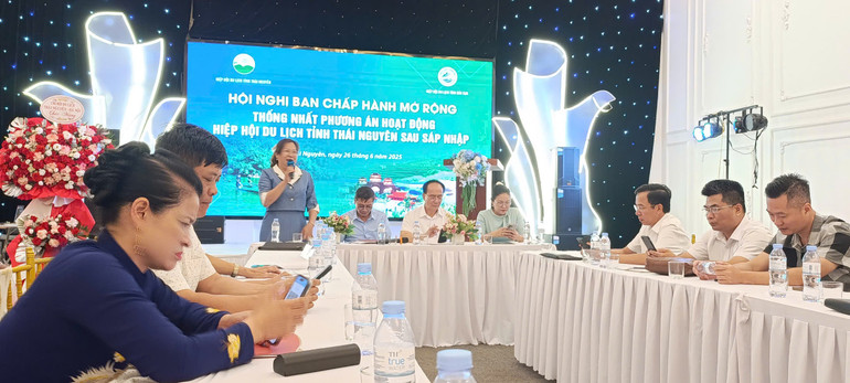Các đại biểu thảo luận và biểu quyết thông qua các nội dung. c42f22b31e6fa931f07e.jpg