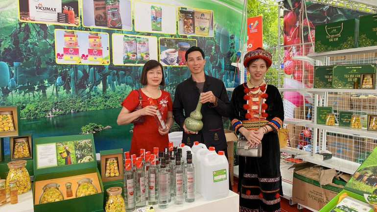 Những sản phẩm được làm ra từ những người đồng bào dân tộc thiểu số. b3ad04a975f4d3aa8ae5.jpg