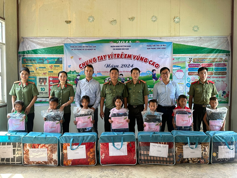 Mùa đông sắp đến gần, những chiếc chăn ấm sẽ làm vơi đi cái lạnh trên điểm trường vùng cao. 3e535afb1c31bb6fe220.jpg