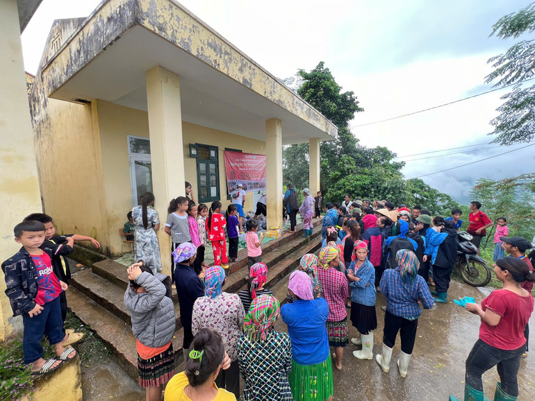 Trao giày, dép thương hiệu GOYA cho học sinh Điểm trường Pù Lùng. fa13f59e4f00e95eb011.jpg