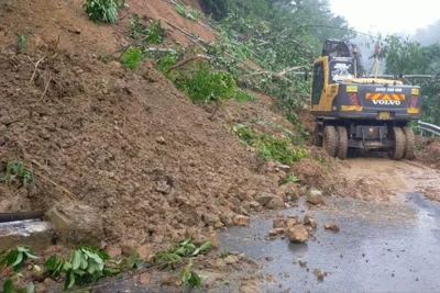 Giải phóng đất đá sạt lở, giải tỏa ùn tắc giao thông