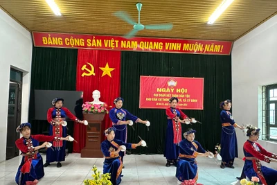 Đồng chí Đỗ Thị Minh Hoa, Chủ tịch Uỷ ban MTTQ Việt Nam tỉnh Bắc Kạn dự Ngày hội Đại đoàn kết toàn dân tộc tại thôn 3B Nà Cà