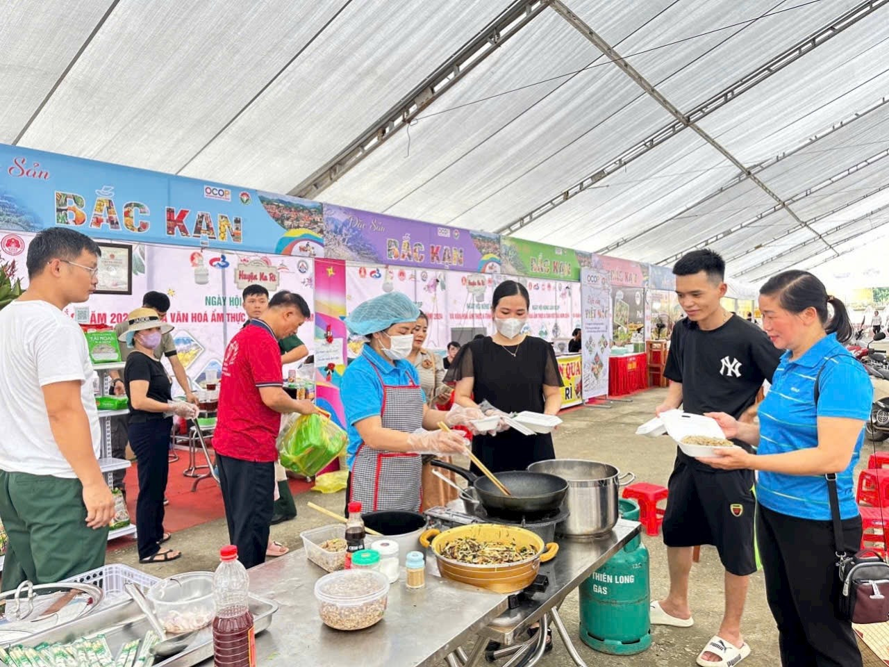 Nhờ chế biến món ăn ngay tại gian hàng, sản phẩm miến dong của HTX Tài Hoan thu hút được nhiều du khách tham quan, mua sắm. tai.jpg