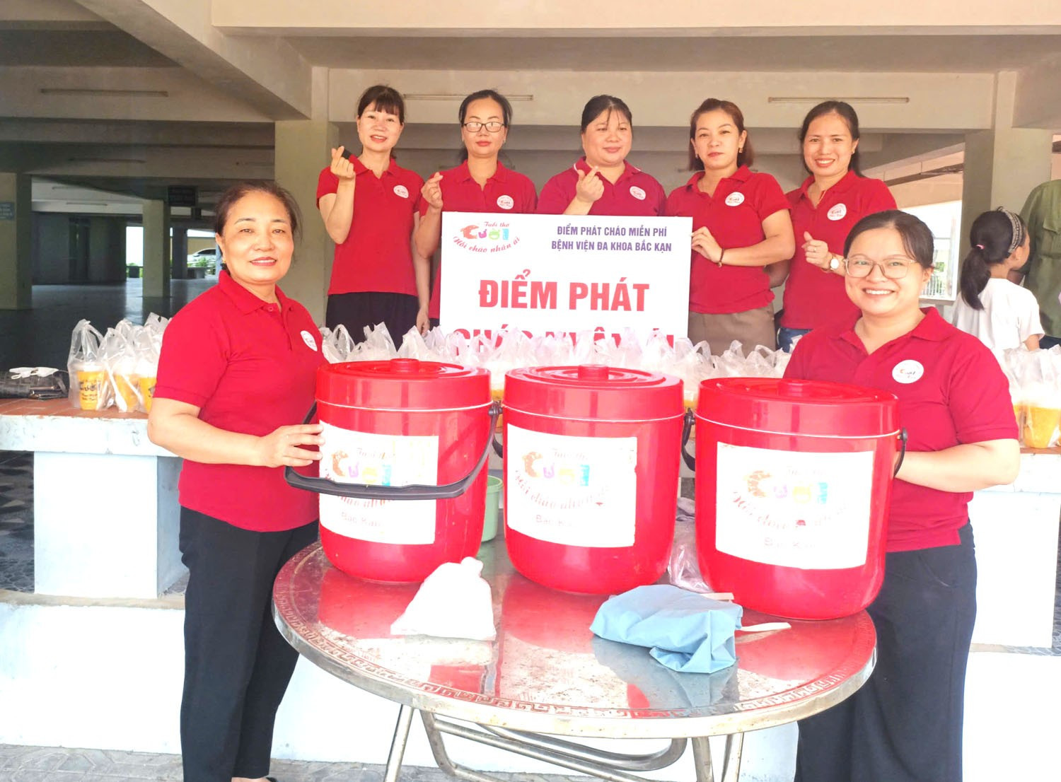 Chị Thu (hàng trên, ngoài cùng bên trái) tham gia nấu cháo từ thiện tại Bệnh viện Đa khoa Bắc Kạn. thiet-3.jpg