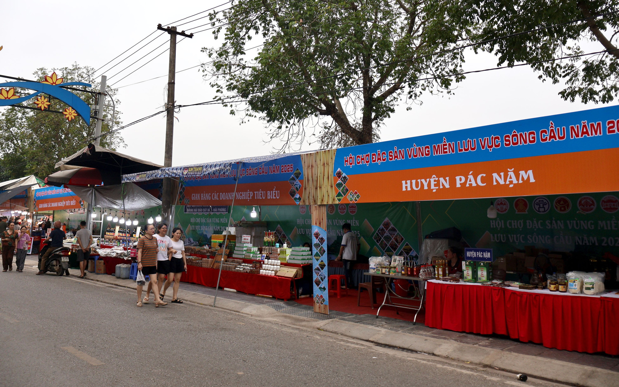 Hội chợ đặc sản vùng miền lưu vực Sông Cầu được tổ chức tháng 4/2025. song-cau.jpg