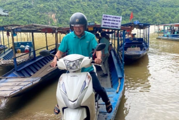 Cư dân vùng hồ Ba Bể được di chuyển miễn phí bằng xuồng khi qua hồ