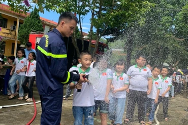 Tuyên truyền, thực hành chữa cháy và cứu nạn cứu hộ tại thị trấn Vân Tùng