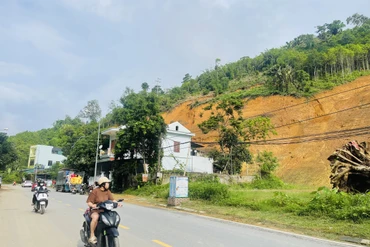 Nguy cơ sạt lở cao: Di dời khẩn cấp 06 hộ dân ở tổ 16, phường Sông Cầu