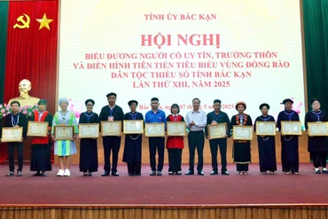 Người có uy tín, trưởng thôn, điển hình tiên tiến vùng đồng bào DTTS được biểu dương, khen thưởng kịp thời.