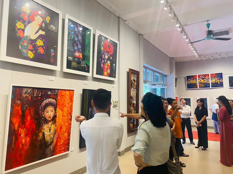 Tranh của họa sĩ Bắc Kạn nhận được sự yêu mến của người xem. Tranh của họa sĩ Bắc Kạn nhận được sự yêu mến của người xem.