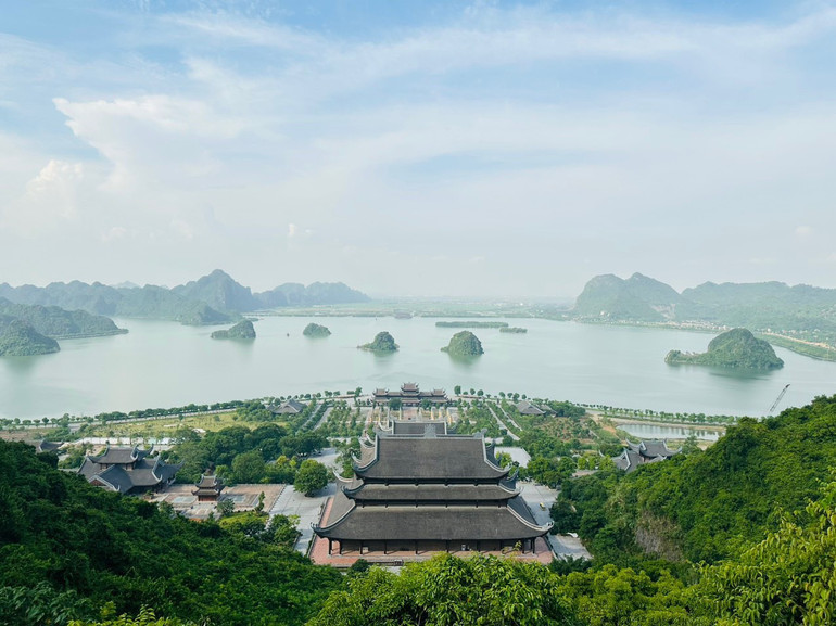 "Tiên cảnh nơi chùa Tam Chúc". "Tiên cảnh nơi chùa Tam Chúc".