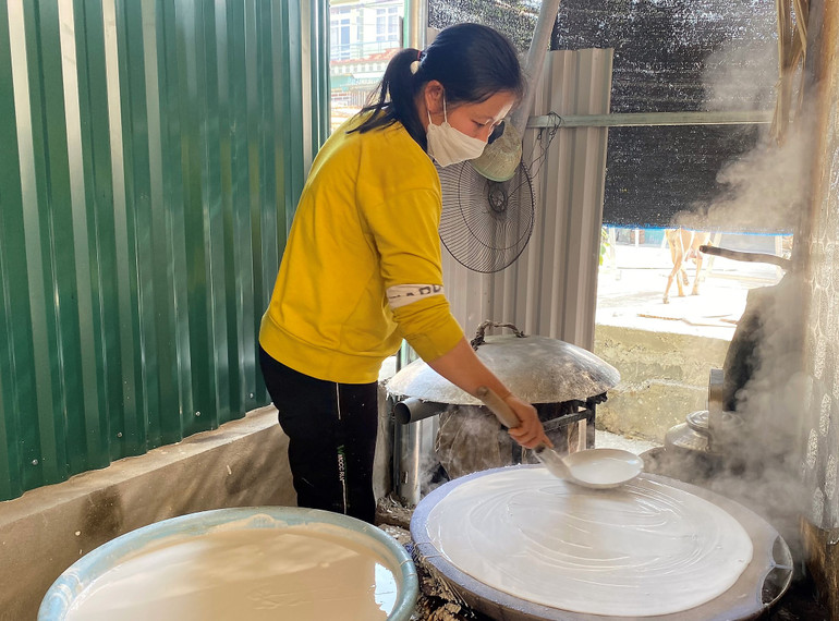 Phở được tráng tay với bếp củi để giữ hương vị thơm ngon của gạo