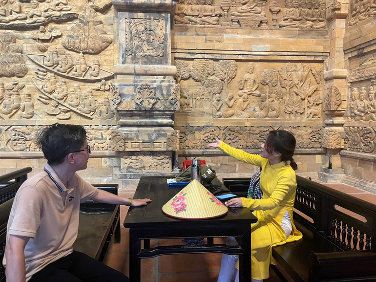 Phóng viên Báo Bắc Kạn tìm hiểu về chùa Tam Chúc. Phóng viên Báo Bắc Kạn tìm hiểu về chùa Tam Chúc.