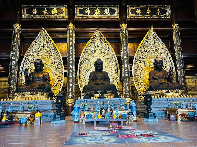 Ba pho tượng tại điện Tam Thế. Ba pho tượng tại điện Tam Thế.