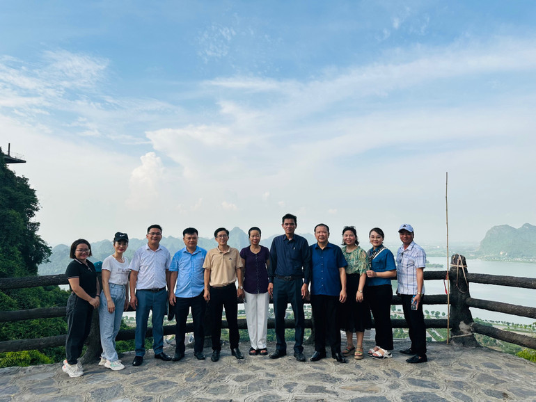 Đoàn cán bộ, phóng viên, CTV Báo Bắc Kạn và Báo Hà Nam chụp ảnh lưu niệm tại chùa Tam Chúc. Đoàn cán bộ, phóng viên, CTV Báo Bắc Kạn và Báo Hà Nam chụp ảnh lưu niệm tại chùa Tam Chúc.