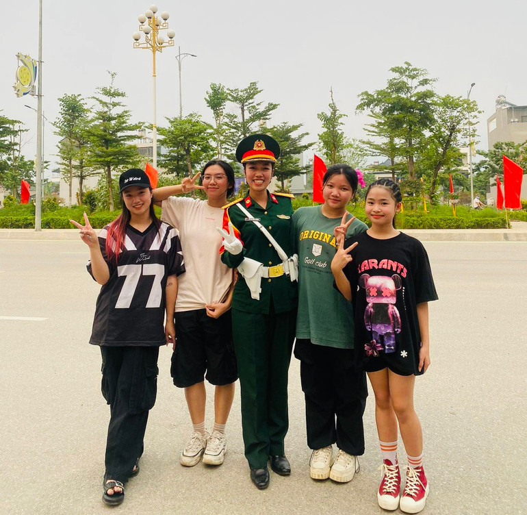 Thiếu úy Vũ Thị Hồng Nhung nhận được nhiều sự yêu mến của người dân. (ảnh NVCC) nhungdbp2.jpg