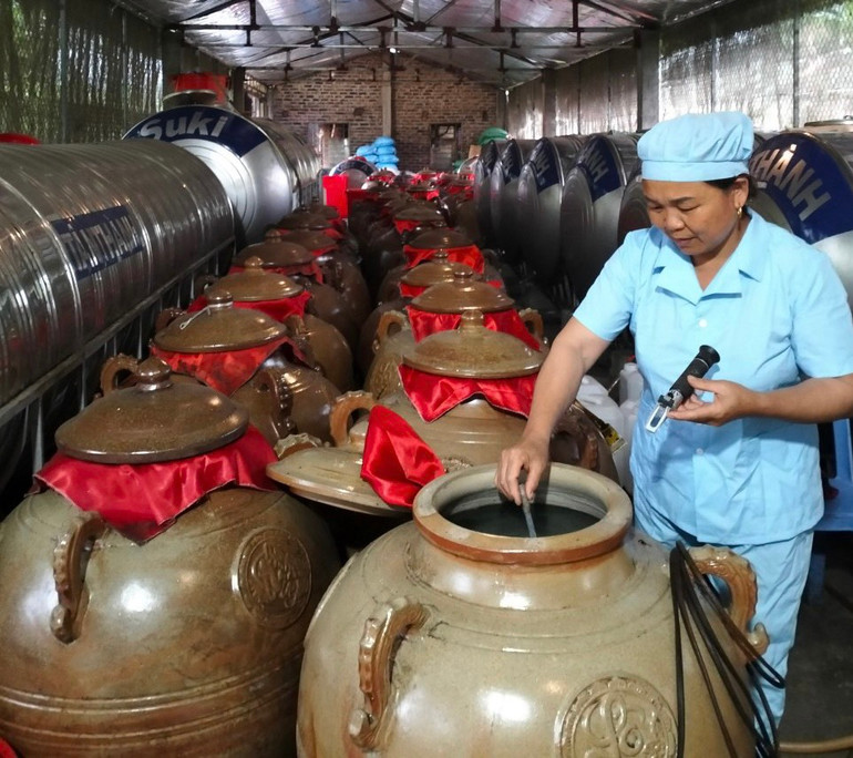 Bà Tâm rất quan tâm, chú trọng đầu tư nguyên vật liệu để sản xuất ra những mẻ rượu chất lượng. Bà Tâm rất quan tâm, chú trọng đầu tư nguyên vật liệu đếản xuất ra những mẻ rượu chất lượng..jpg