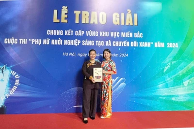 Chị Phan Thị Tố Mười (người đứng bên trái) được trao giải Khuyến khích Cuộc thi “Phụ nữ khởi nghiệp sáng tạo và chuyển đổi xanh” do Trung ương Hội LHPN Việt Nam tổ chức với dự án “Liên kết sản xuất theo chuỗi giá trị sản phẩm bún thổ cẩm”.