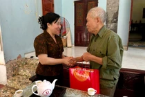 Thăm tặng quà người có công với cách mạng tại huyện Bạch Thông