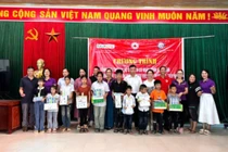 Tặng quà cho hộ khó khăn bị ảnh hưởng bởi thiên tai và học sinh tại xã Xuân Dương