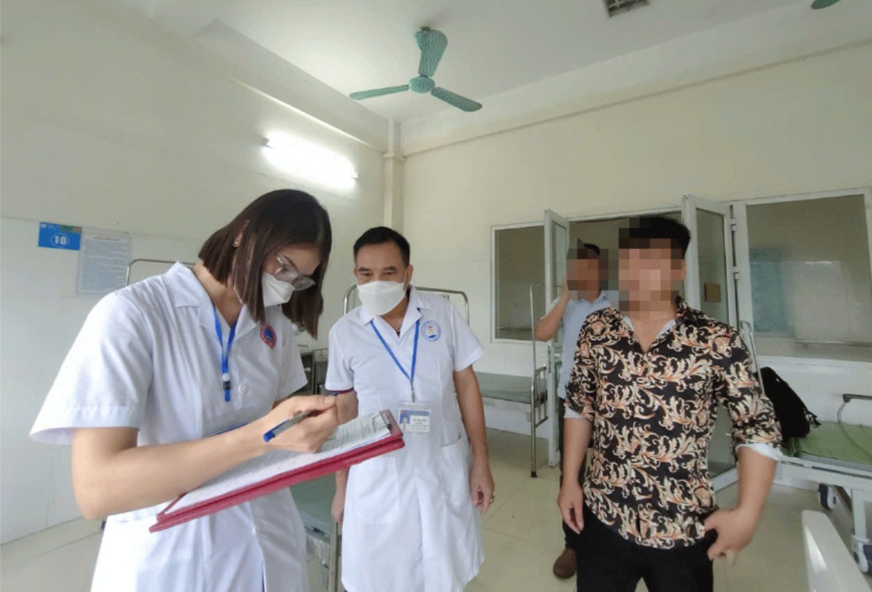 Cán bộ y tế lấy thông tin bệnh nhân nghi bị chó dại cắn. z5856944664874_8f0b5f5b1dce.gif