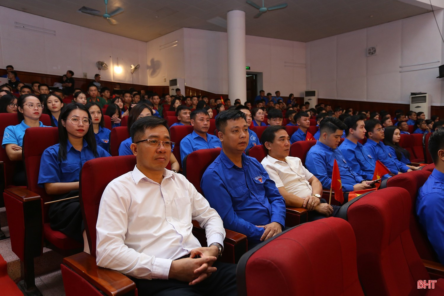 Các đại biểu, ĐVTN tham dự chương trình Các đại biểu, ĐVTN tham dự chương trình