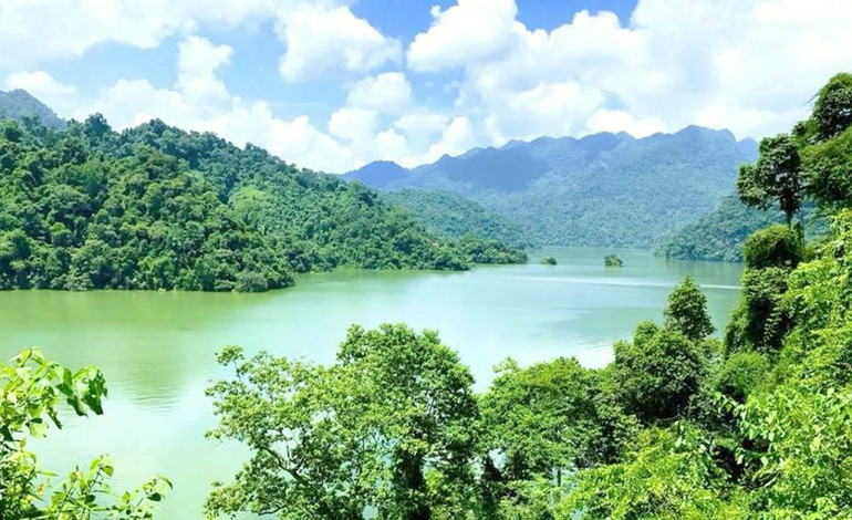 Hồ Ba Bể trong xanh bốn mùa. t6-ho-ba-be-trong-xanh-bon-mua.jpg