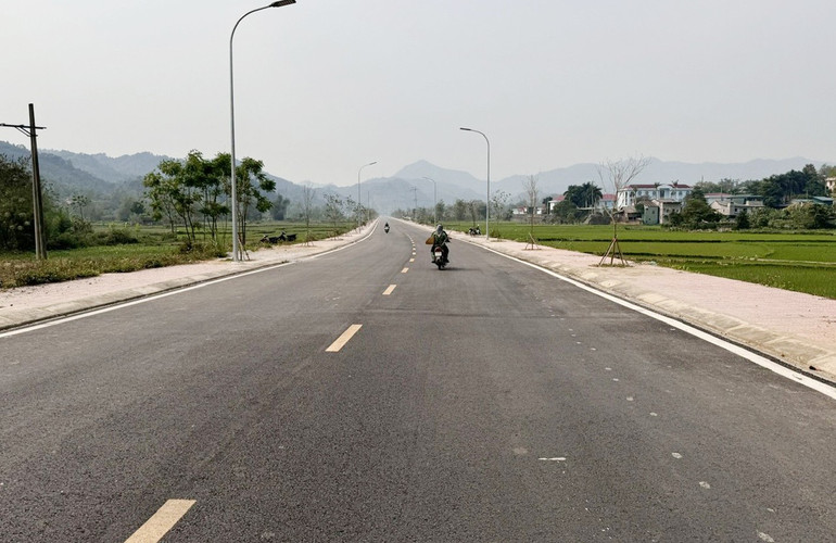 Tuyến đường nội thị thị trấn Phủ Thông được đầu tư xây dựng khang trang. t9-tuyen-duong-noi-thi-thi-tran-phu-thong-duoc-dau-tu-xay-dung-khang-trang-gop-phan-thuc-day-phat-trien-kinh-te-xa-hoi-anh-h.jpg